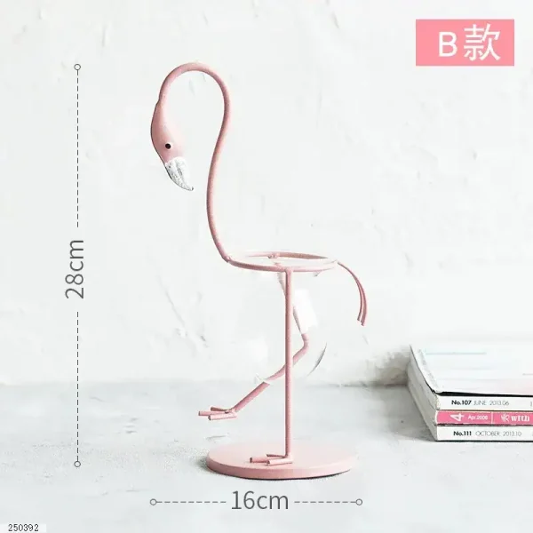 Flamingo decorativo em metal, altura 28cm, largura 16cm, perfeito para decoração interior ou como objeto de coleção.