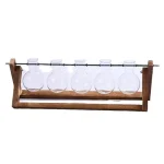Balança de laboratório com cinco balões de vidro suspensos, ideal para experiências educativas ou decorações científicas.