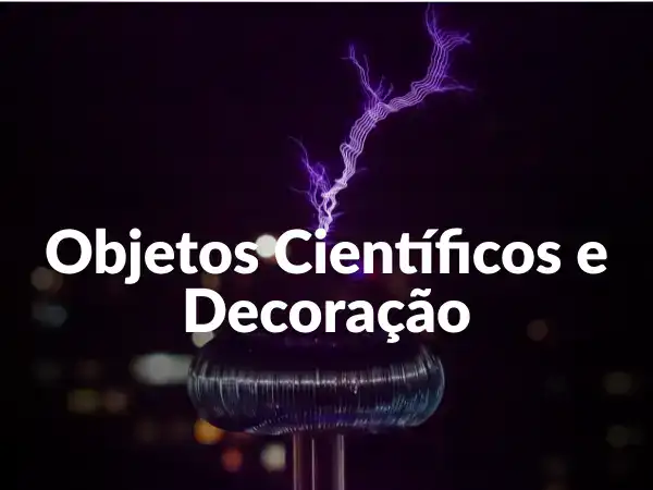 Lâmpada de plasma com faíscas azuis e roxas a emergir, fundo escuro, foco na lâmpada, iluminação vibrante, ambiente de demonstração científica.